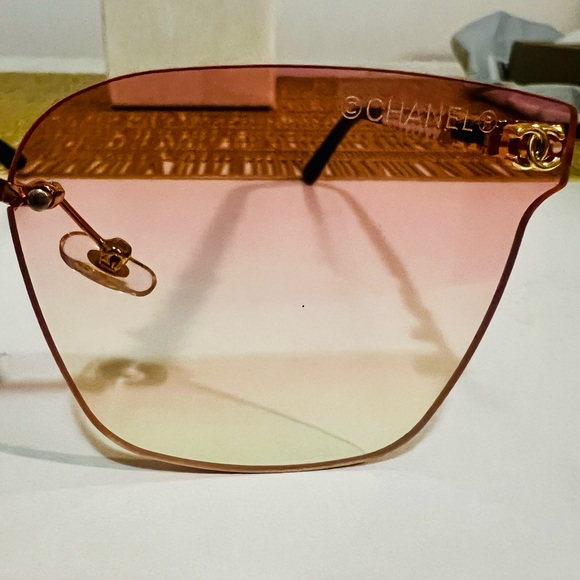 Pink Gradient Rimless Sunglasses with Gold Accents